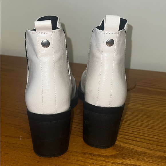 Women's White Ankle Boots size 6.5 - Picture 7 of 7